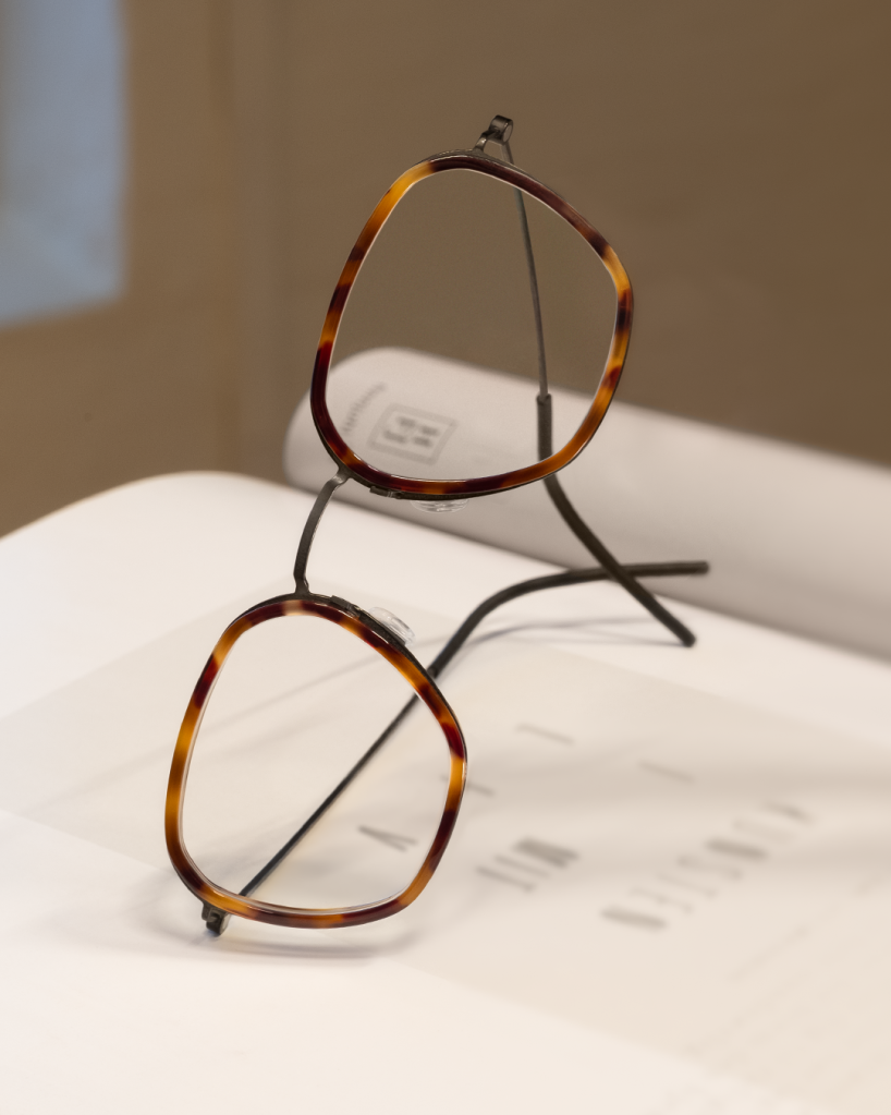 The original thintanium collection has been reinvented with the addition of acetate inner rims to expand the possibilities within the collection #VisionaryByDesign #LINDBERG #LINDBERGeyewear

Model: 5806
Colour: PU9, K25