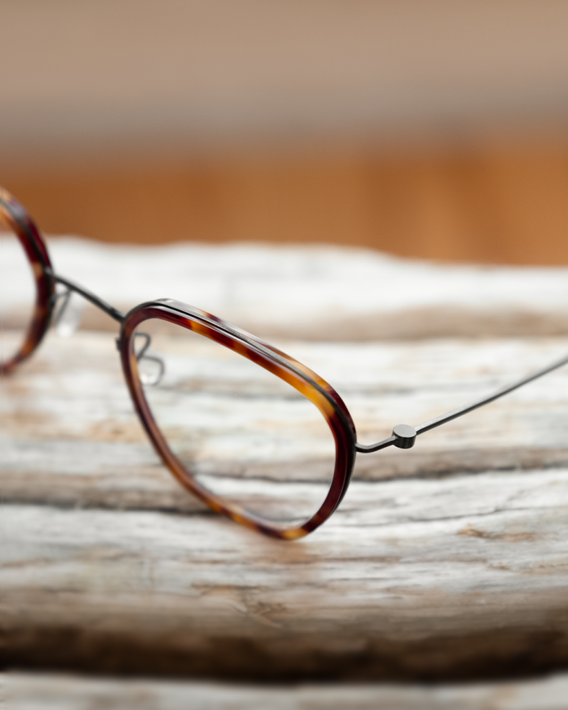 A single, sophisticated style crafted in an unerring interplay of titanium and acetate for a long-lasting look #VisionaryByDesign #LINDBERG #LINDBERGeyewear


Model: 5806
Colour: PU9, K25